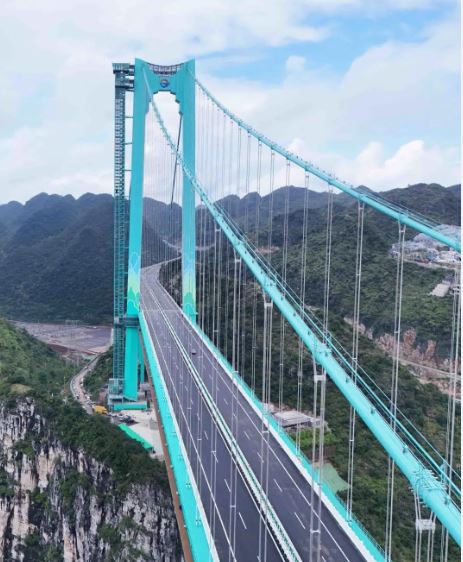 Huajiang Canyon Bridge Opened To Traffic 
